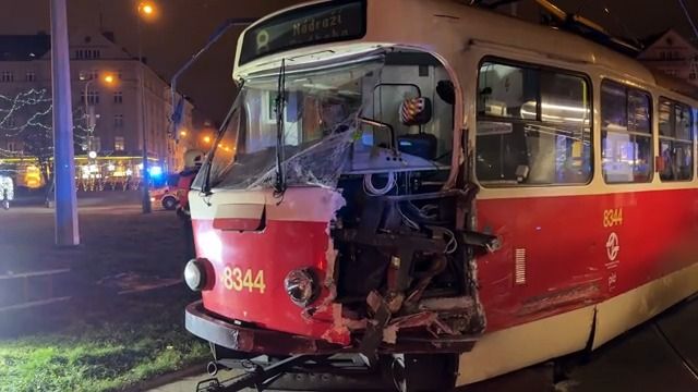 V Praze na Vítězném náměstí se srazily dvě tramvaje